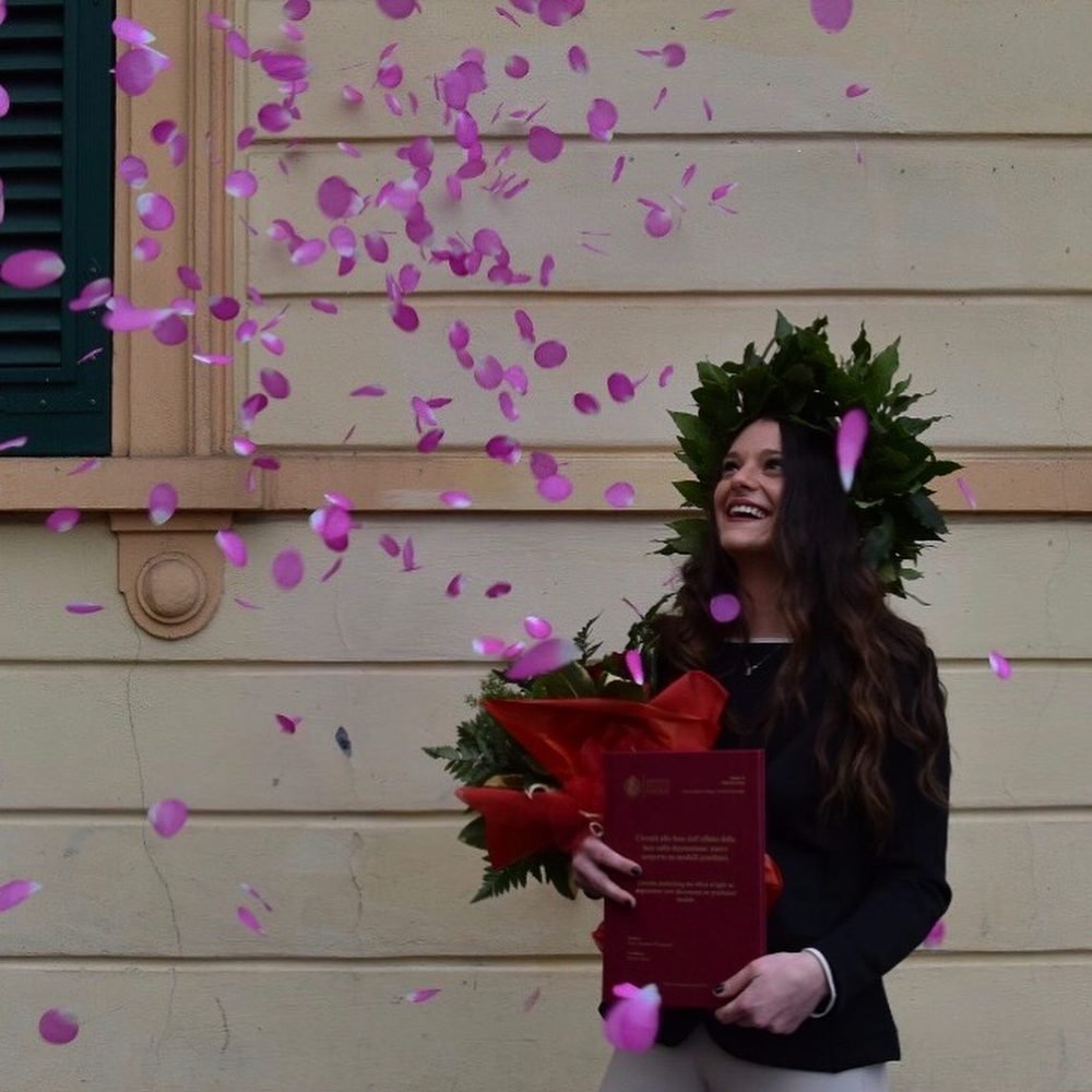 La Dott.ssa Nicole Nucci il giorno della laurea, con la corona d'alloro e la tesi